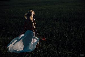 erotine fotosesija aguonų lauke