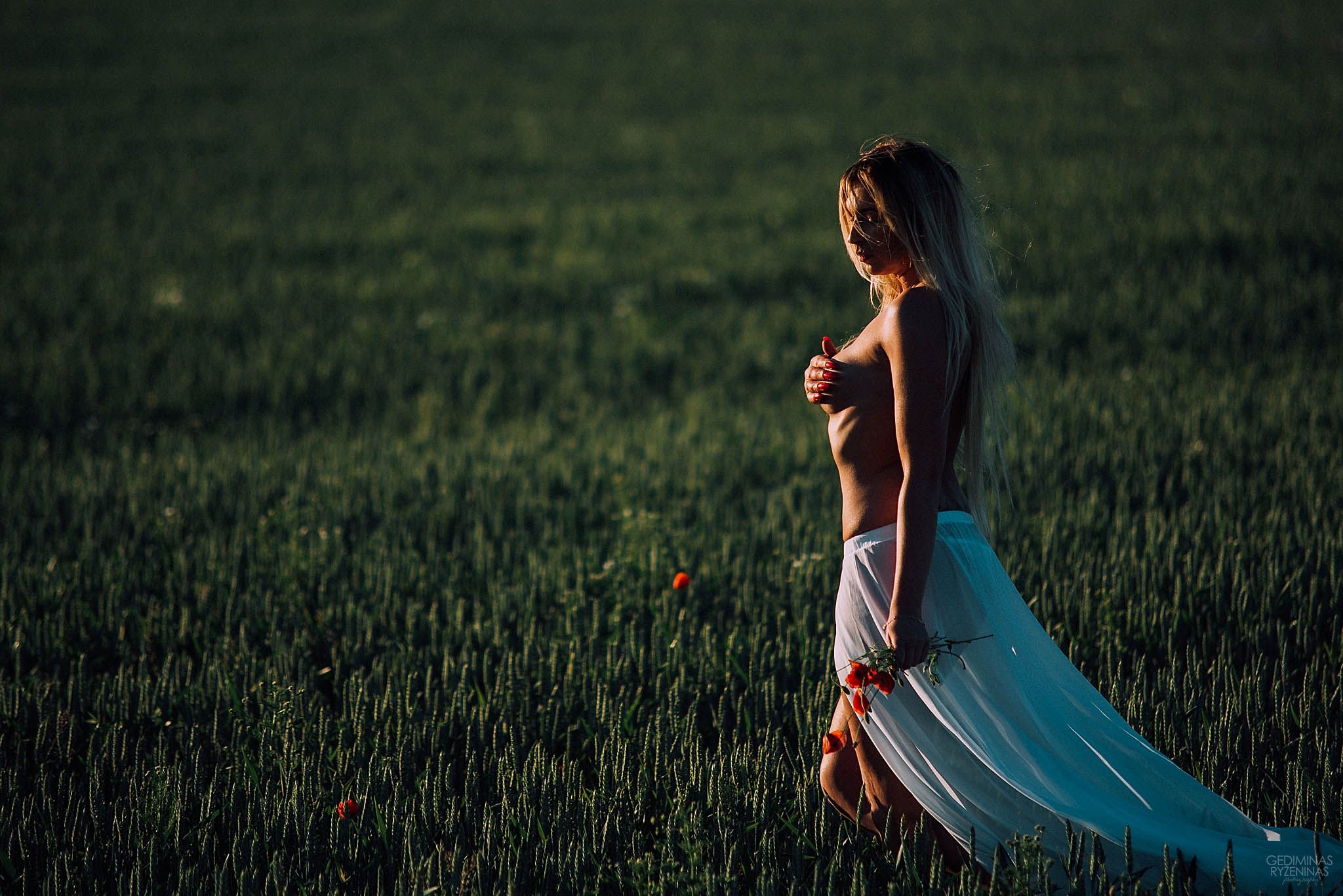 erotine fotosesija aguonų lauke
