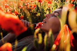 erotine fotosesija aguonų lauke