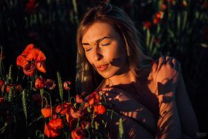 erotine fotosesija aguonų lauke