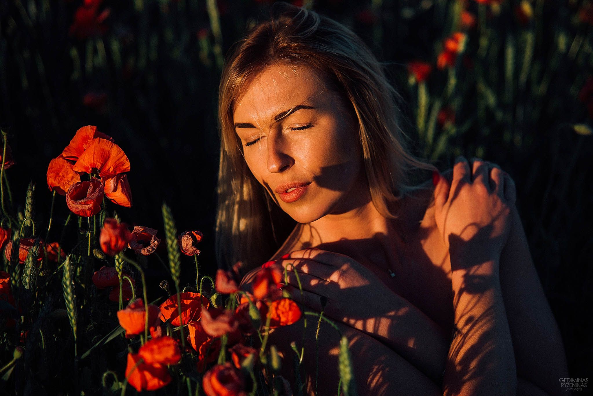 erotine fotosesija aguonų lauke